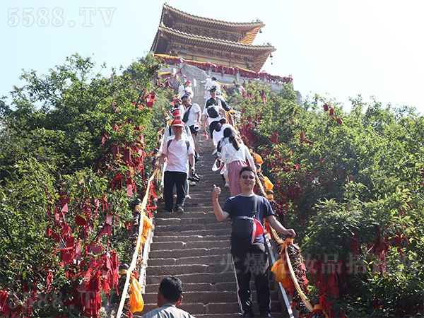 胸懷夢想、學會感恩、團結互助、才能走得更遠 胸懷夢想、學會感恩、團結互助、才能走得更遠